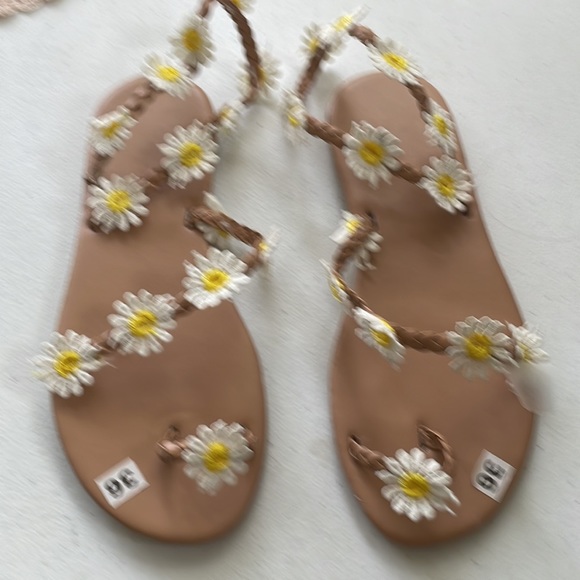 Fashion Sandals- Flowered with White And Yellow Flowers Women Size 5 NWOT - Picture 2 of 2